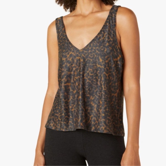 BEYOND YOGA Featherweight Printed Double V Tank - Tortoise Print - Picture 3 of 3